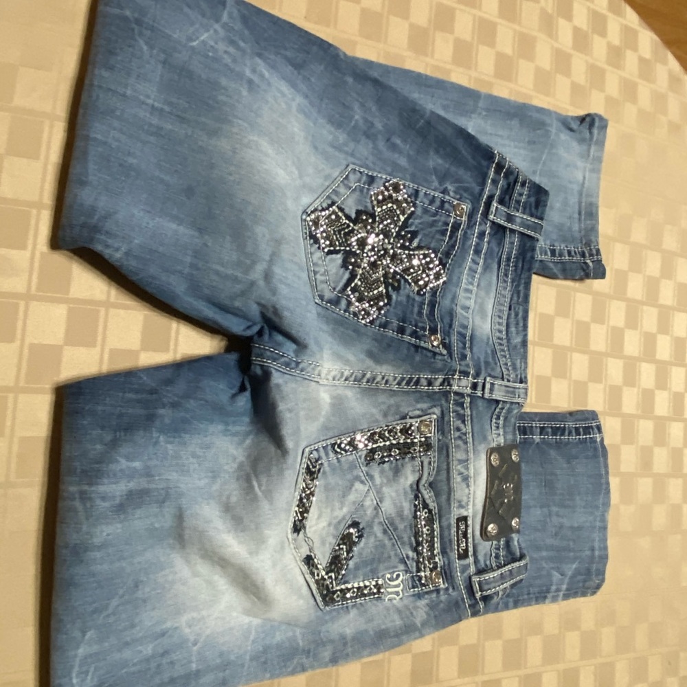EUC Miss Me jean size 28 X 27.5 curvy straight Short Petite Med Wash Bling Cross